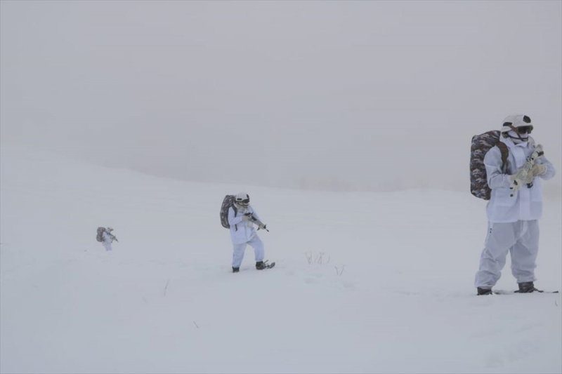 Mehmetçik, 1.5 metre karda teröristlerin izini sürüyor