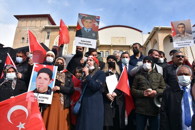 Hakkarililer, 13 Türk vatandaşının şehit edilmesine tepki gösterdi