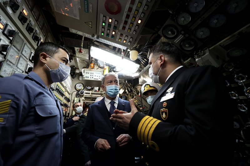 Hulusi Akar'dan, TCG Gür denizaltısına ziyaret