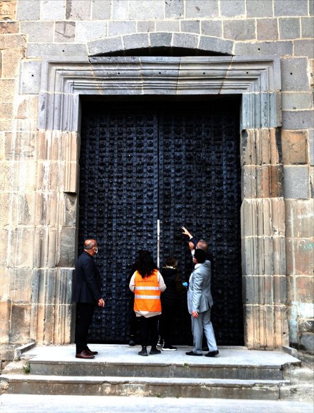 Tarihi Mardinkapı yerine takıldı