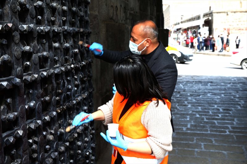 Tarihi Mardinkapı yerine takıldı