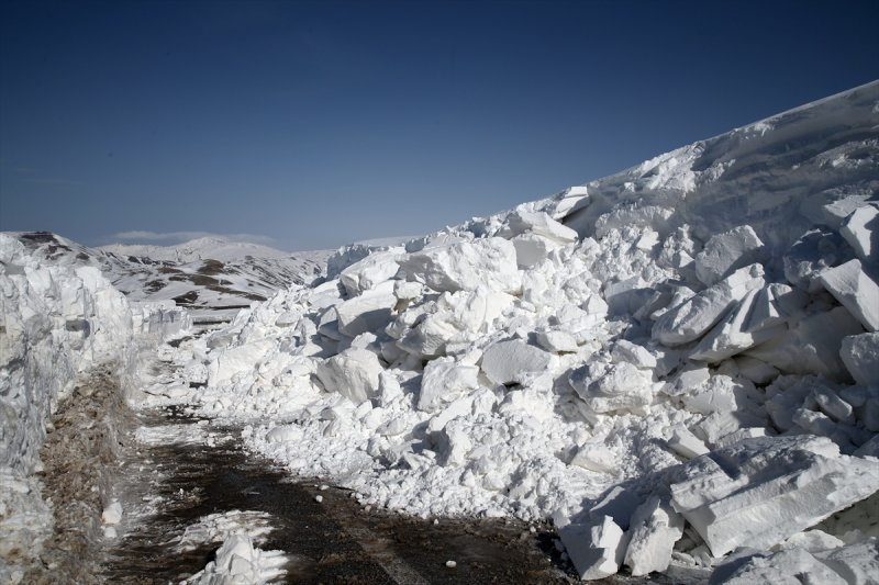 Erzurum'da karla mücadele ekiplerinin ilkbahardaki zorlu mesaisi