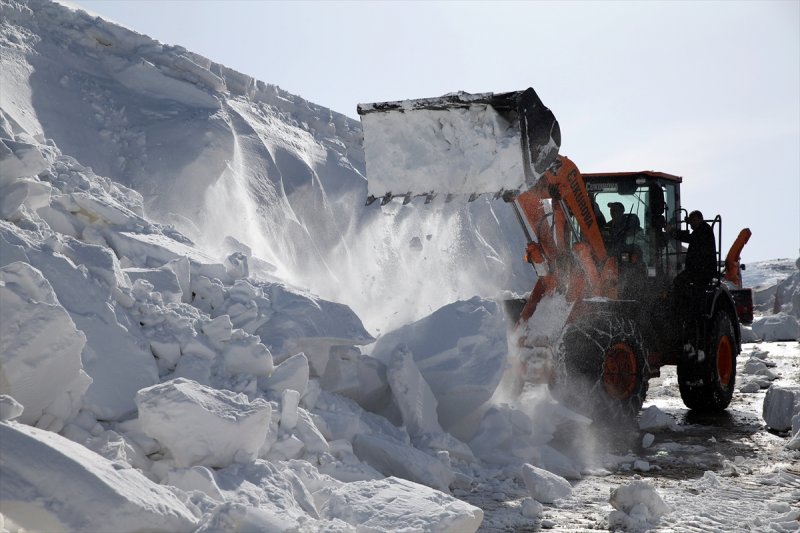 Erzurum'da karla mücadele ekiplerinin ilkbahardaki zorlu mesaisi