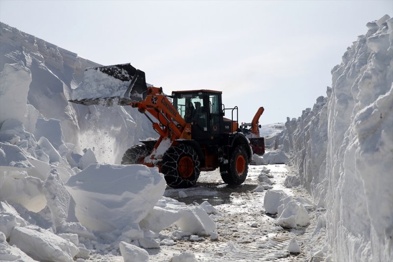 Erzurum'da karla mücadele ekiplerinin ilkbahardaki zorlu mesaisi