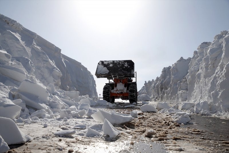 Erzurum'da karla mücadele ekiplerinin ilkbahardaki zorlu mesaisi
