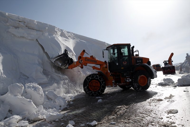 Erzurum'da karla mücadele ekiplerinin ilkbahardaki zorlu mesaisi