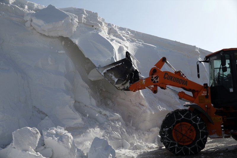Erzurum'da karla mücadele ekiplerinin ilkbahardaki zorlu mesaisi