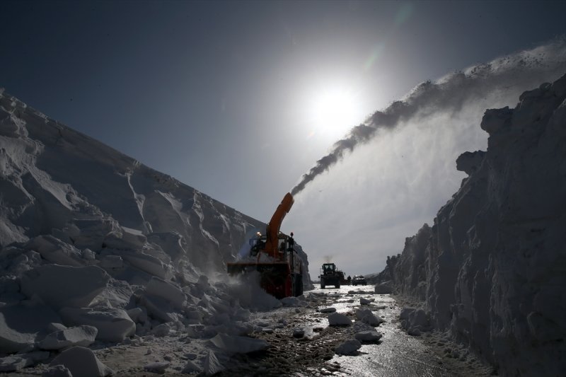 Erzurum'da karla mücadele ekiplerinin ilkbahardaki zorlu mesaisi