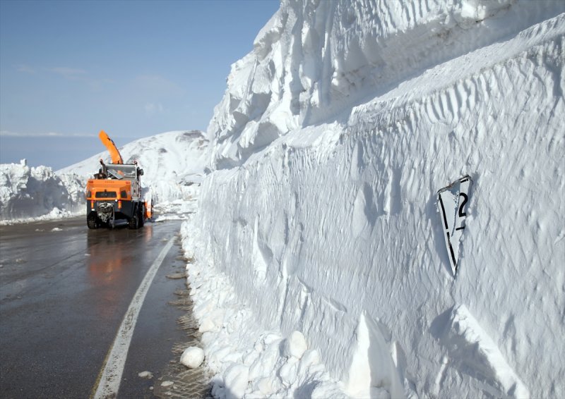 Erzurum'da karla mücadele ekiplerinin ilkbahardaki zorlu mesaisi