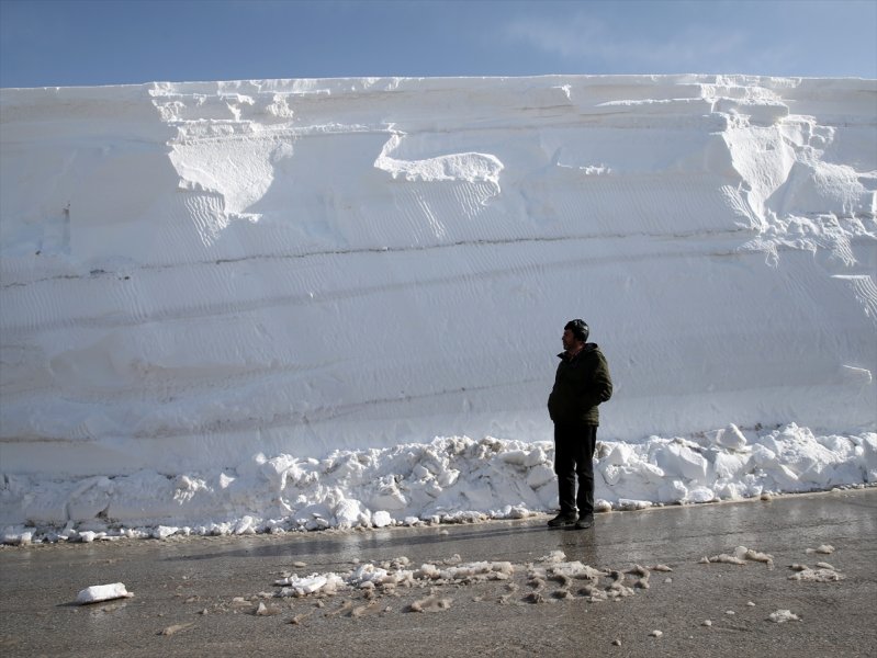 Erzurum'da karla mücadele ekiplerinin ilkbahardaki zorlu mesaisi