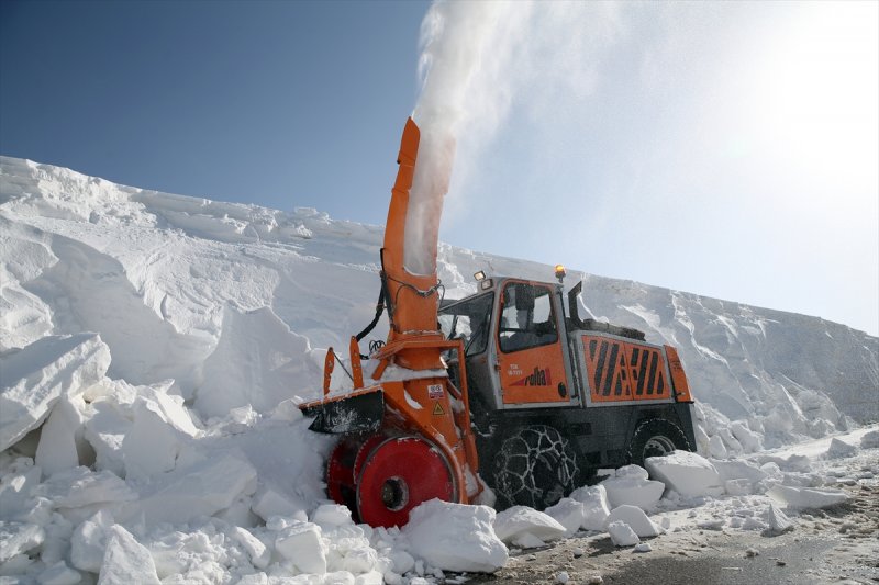Erzurum'da karla mücadele ekiplerinin ilkbahardaki zorlu mesaisi
