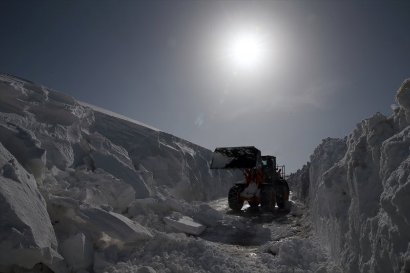 Erzurum'da karla mücadele ekiplerinin ilkbahardaki zorlu mesaisi