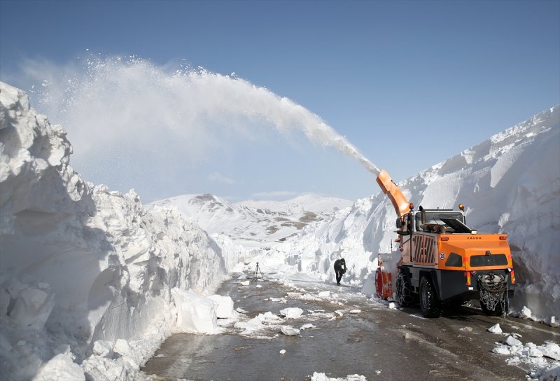 Erzurum'da karla mücadele ekiplerinin ilkbahardaki zorlu mesaisi