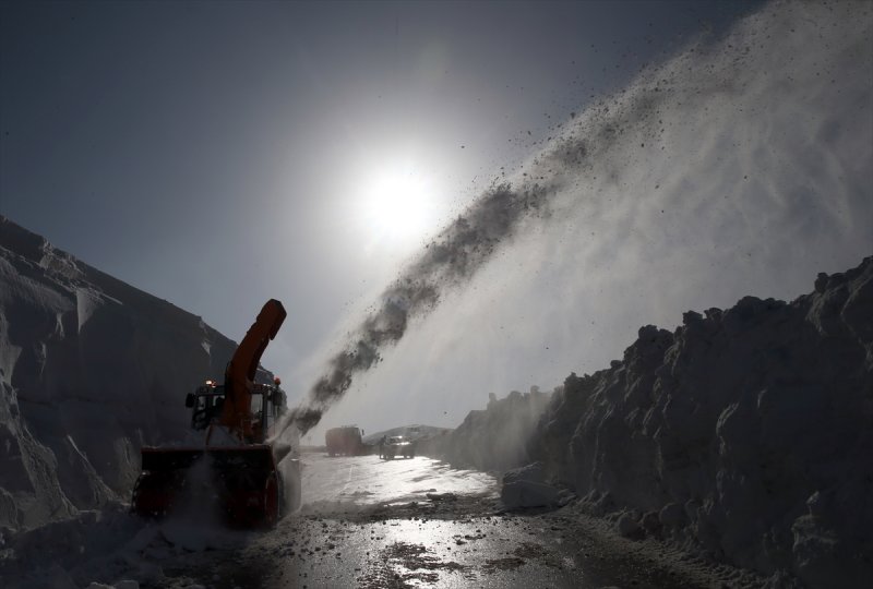 Erzurum'da karla mücadele ekiplerinin ilkbahardaki zorlu mesaisi
