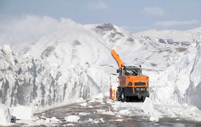Erzurum'da karla mücadele ekiplerinin ilkbahardaki zorlu mesaisi