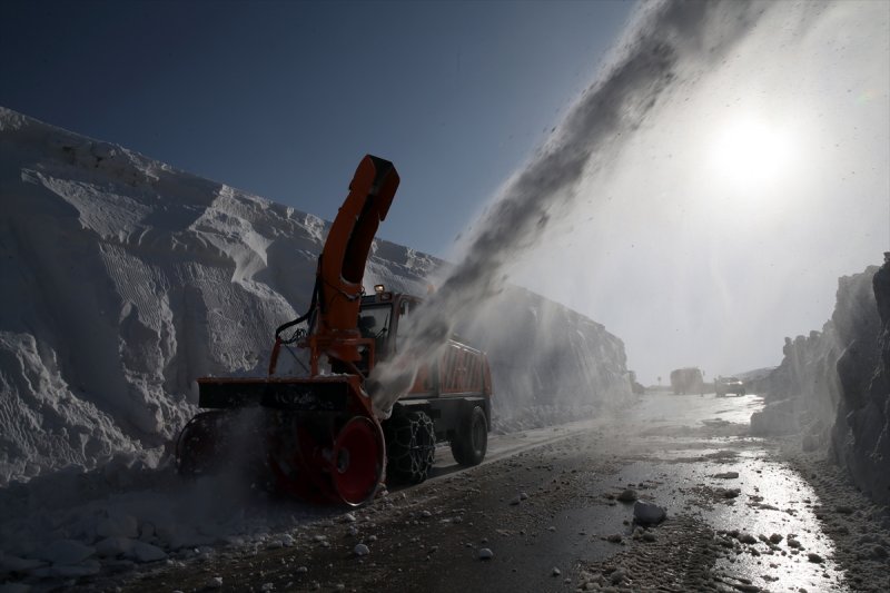 Erzurum'da karla mücadele ekiplerinin ilkbahardaki zorlu mesaisi