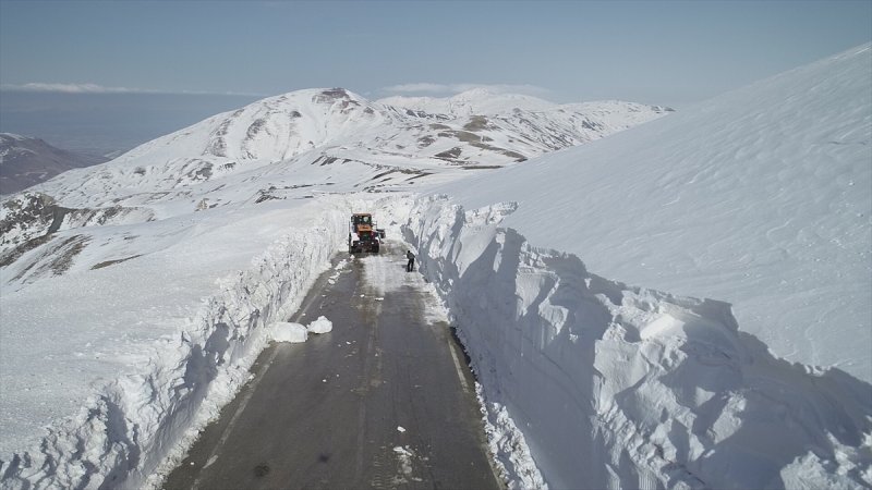 Erzurum'da karla mücadele ekiplerinin ilkbahardaki zorlu mesaisi