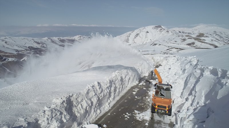 Erzurum'da karla mücadele ekiplerinin ilkbahardaki zorlu mesaisi