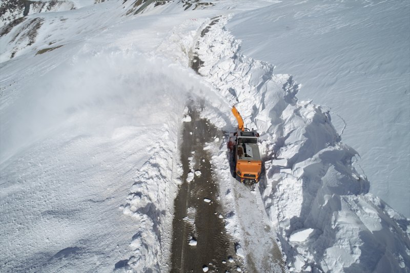 Erzurum'da karla mücadele ekiplerinin ilkbahardaki zorlu mesaisi