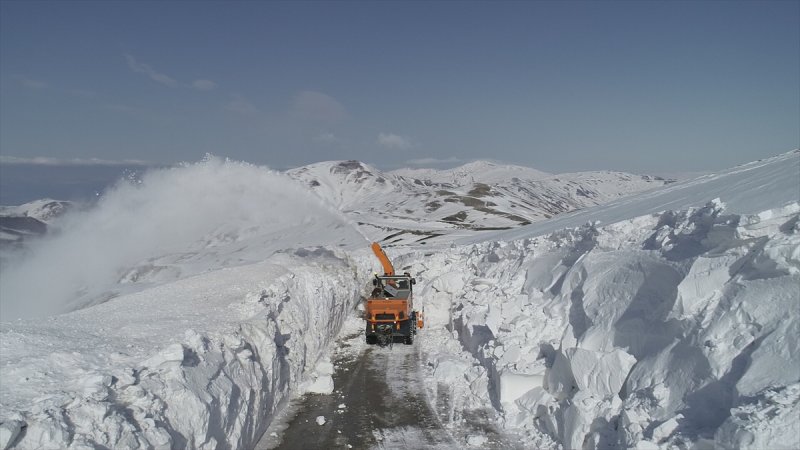 Erzurum'da karla mücadele ekiplerinin ilkbahardaki zorlu mesaisi