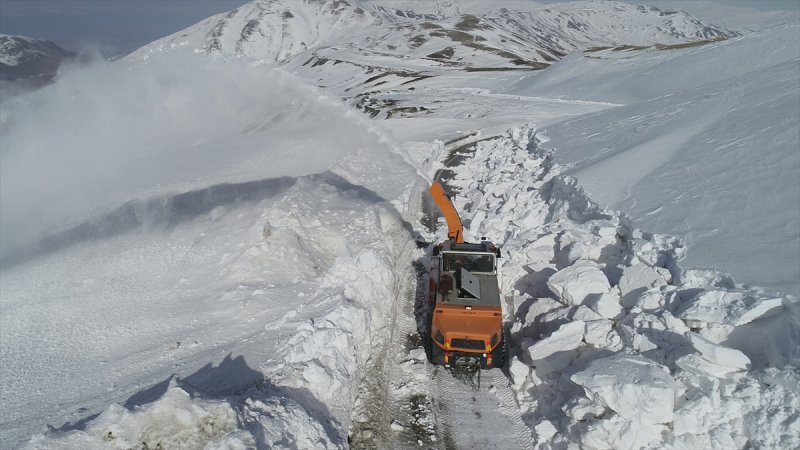 Erzurum'da karla mücadele ekiplerinin ilkbahardaki zorlu mesaisi