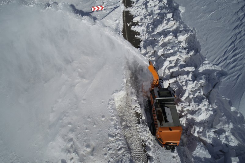 Erzurum'da karla mücadele ekiplerinin ilkbahardaki zorlu mesaisi