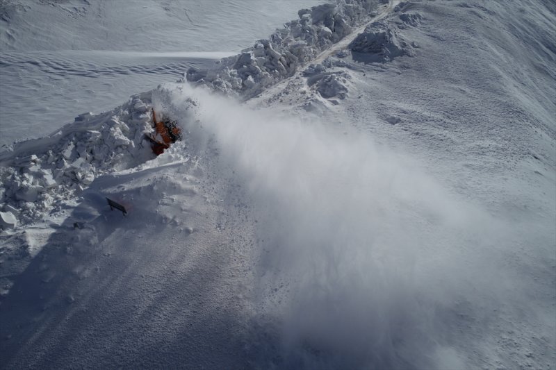 Erzurum'da karla mücadele ekiplerinin ilkbahardaki zorlu mesaisi