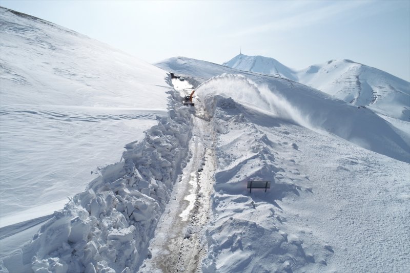 Erzurum'da karla mücadele ekiplerinin ilkbahardaki zorlu mesaisi