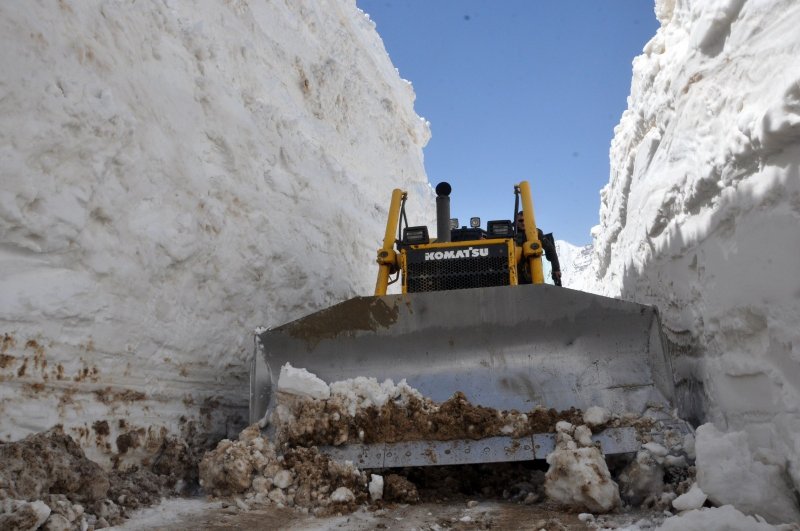 Yüksekova’da 8 metrelik kar tünelleri