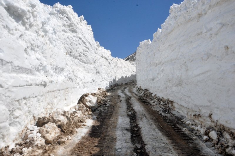 Yüksekova’da 8 metrelik kar tünelleri