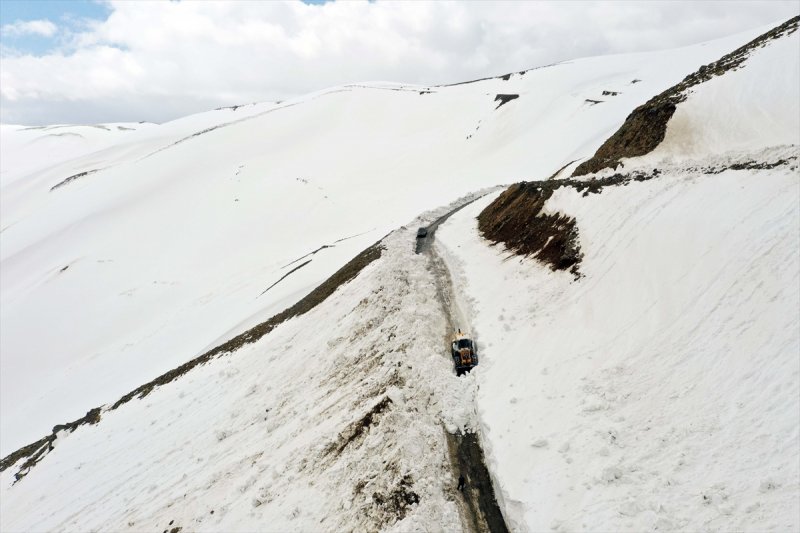 Muş'ta karla kaplı köy yolları açılıyor