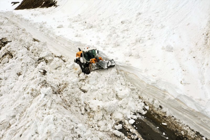 Muş'ta karla kaplı köy yolları açılıyor