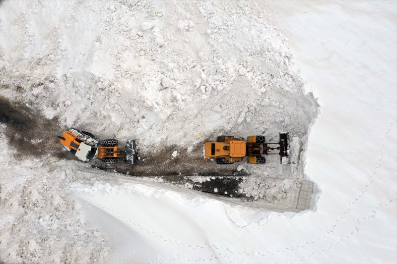 Muş'ta karla kaplı köy yolları açılıyor