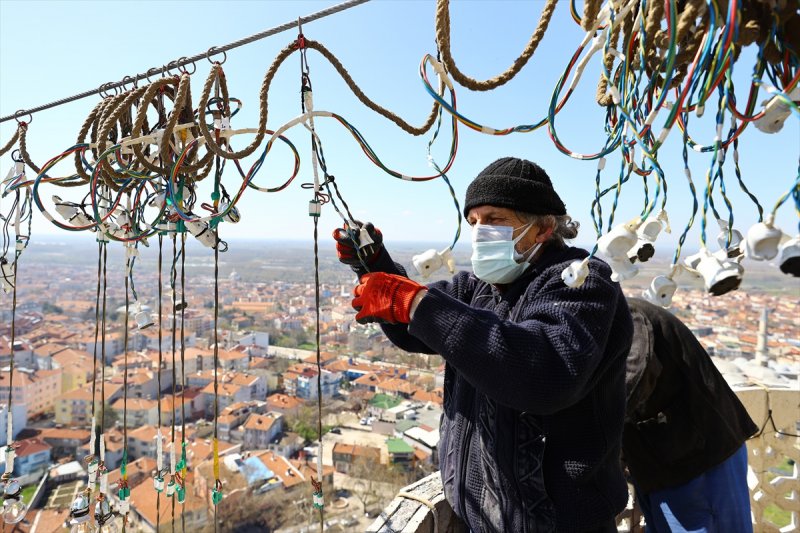Selimiye Camisi minarelerine Ramazan mahyası asıldı
