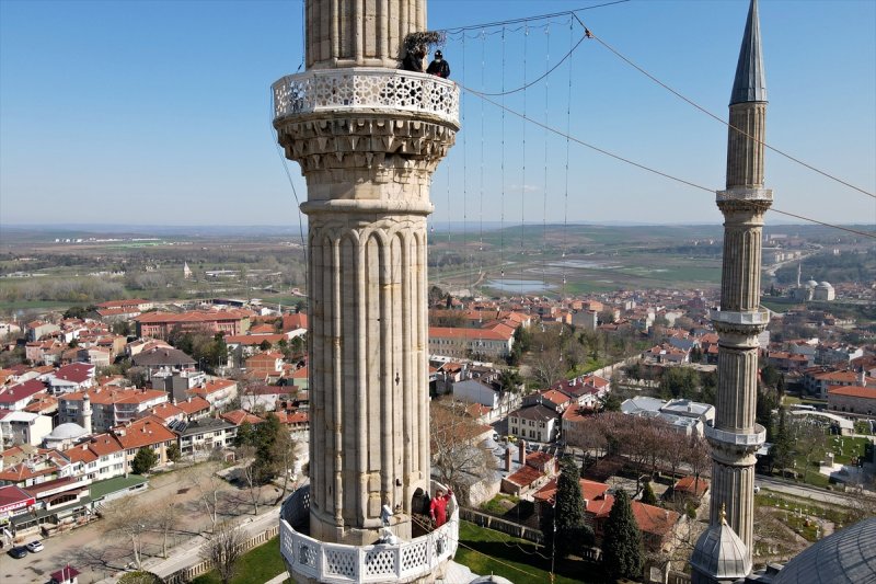 Selimiye Camisi minarelerine Ramazan mahyası asıldı