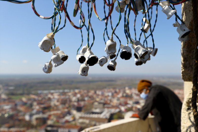 Selimiye Camisi minarelerine Ramazan mahyası asıldı