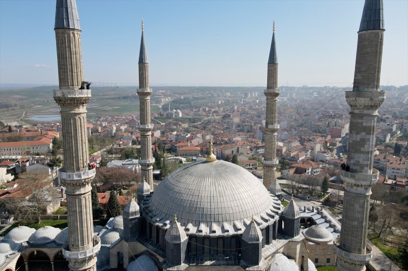 Selimiye Camisi minarelerine Ramazan mahyası asıldı