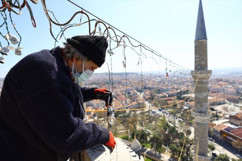 Selimiye Camisi minarelerine Ramazan mahyası asıldı