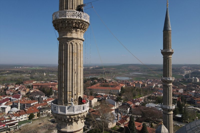 Selimiye Camisi minarelerine Ramazan mahyası asıldı