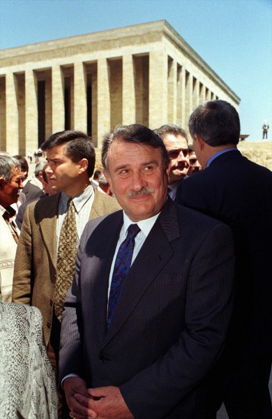 Yıldırım Akbulut hayatını kaybetti