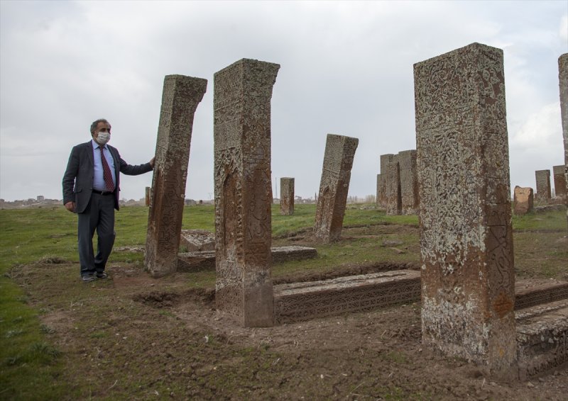Ahlat'ta 100 mezar taşı kaldırılacak