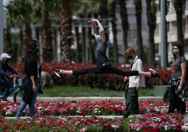 İzmir'de meydanlar sahneye dönüştü