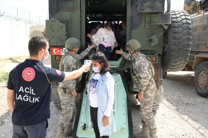 Mehmetçik, Suriyeli çocukların yüzünü güldürdü