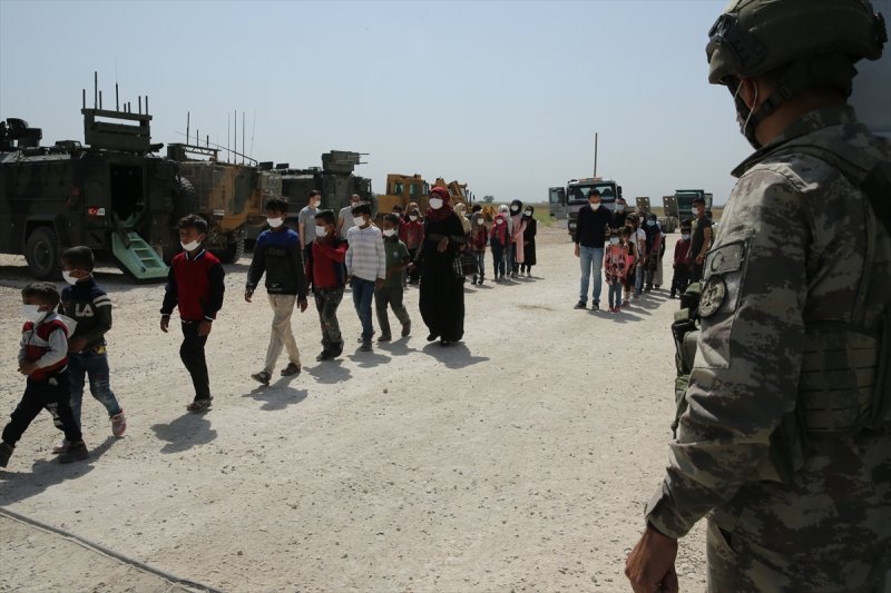 Mehmetçik, Suriyeli çocukların yüzünü güldürdü