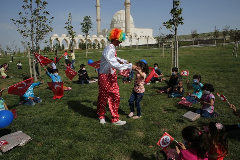Mehmetçik, Suriyeli çocukların yüzünü güldürdü