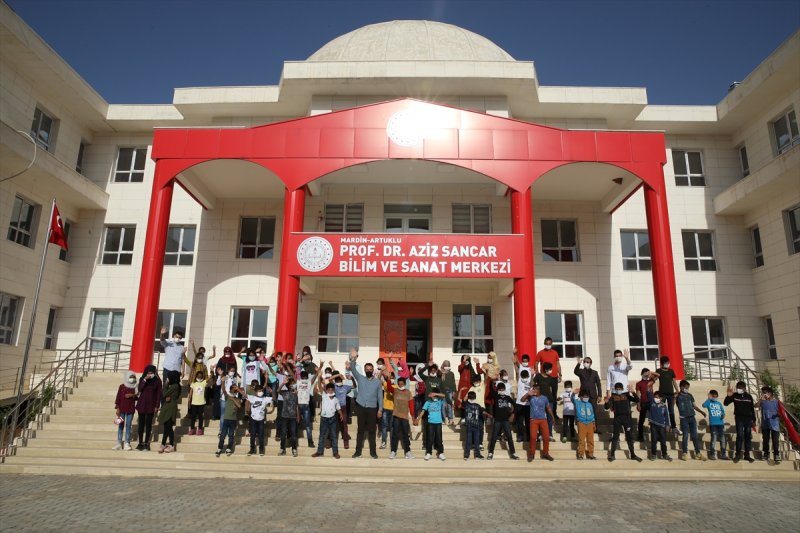 Mehmetçik, Suriyeli çocukların yüzünü güldürdü