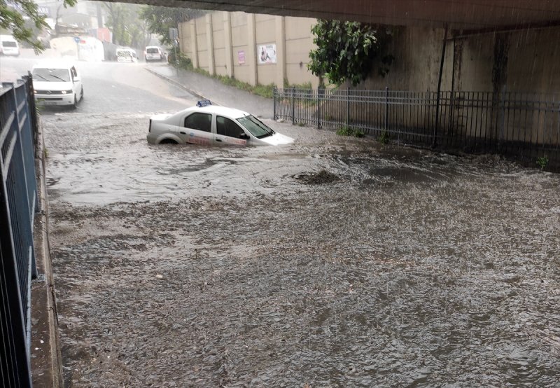 İstanbul'da sağanak hayatı felç etti