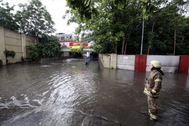 İstanbul'da sağanak hayatı felç etti