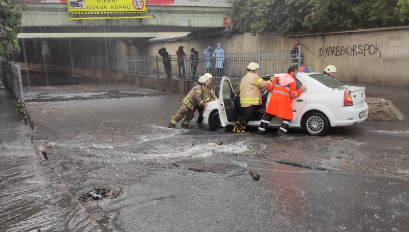 İstanbul'da sağanak hayatı felç etti