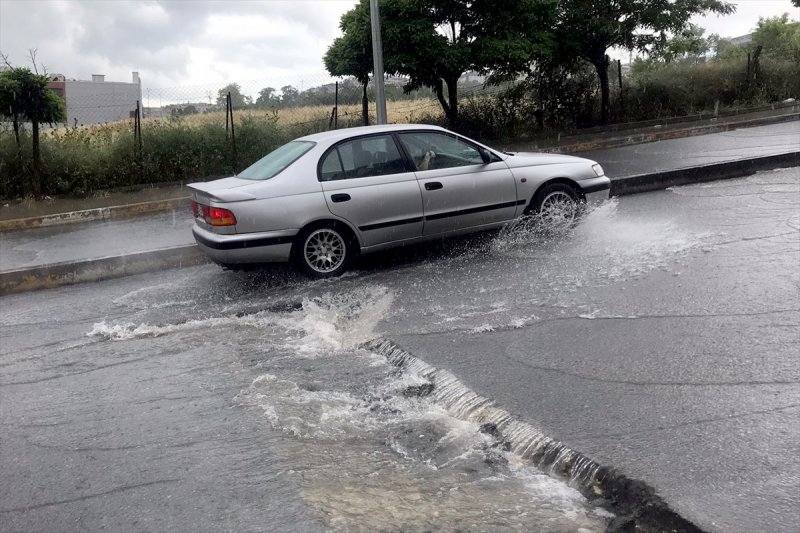 İstanbul'da sağanak hayatı felç etti
